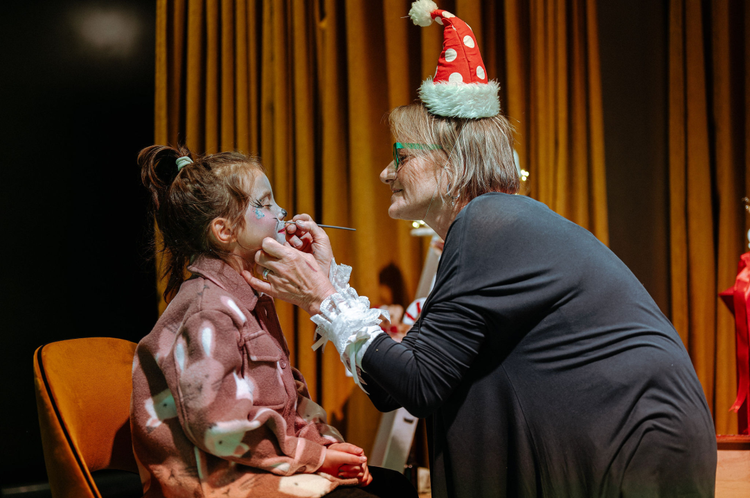 Arsenturica pun pogodak: Djeca uživala u radionicama i predstavi, a posjetio ih je i Djed Božićnjak