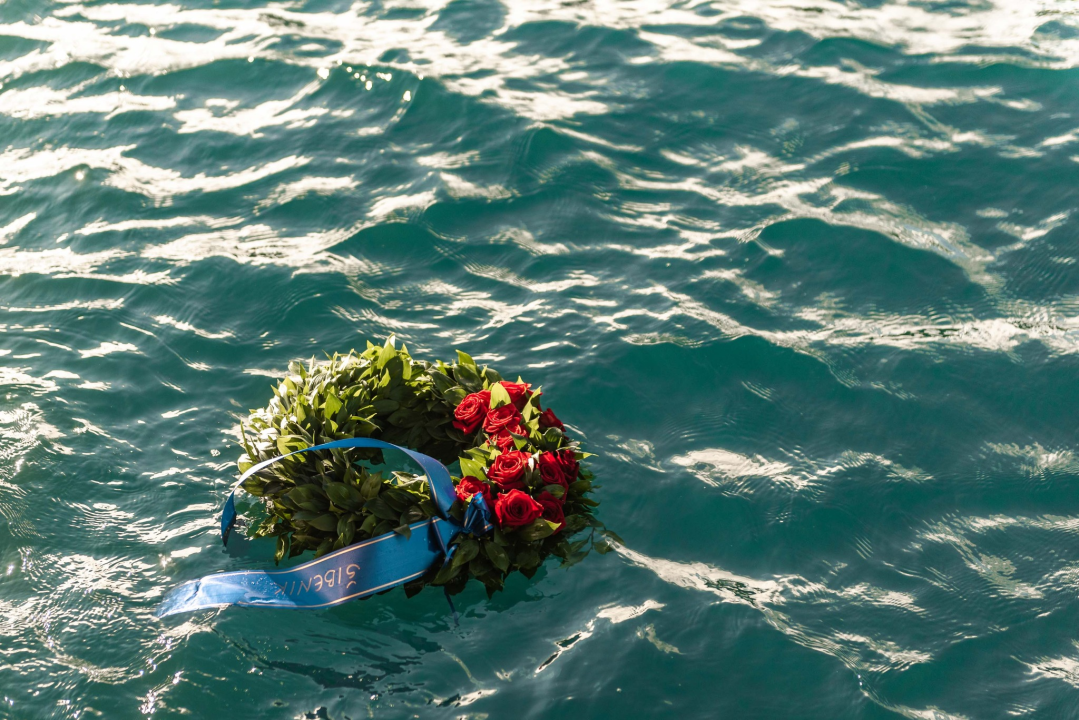 U šibenskom akvatoriju položeni vijenci u čast poginulih i nestalih hrvatskih pomoraca