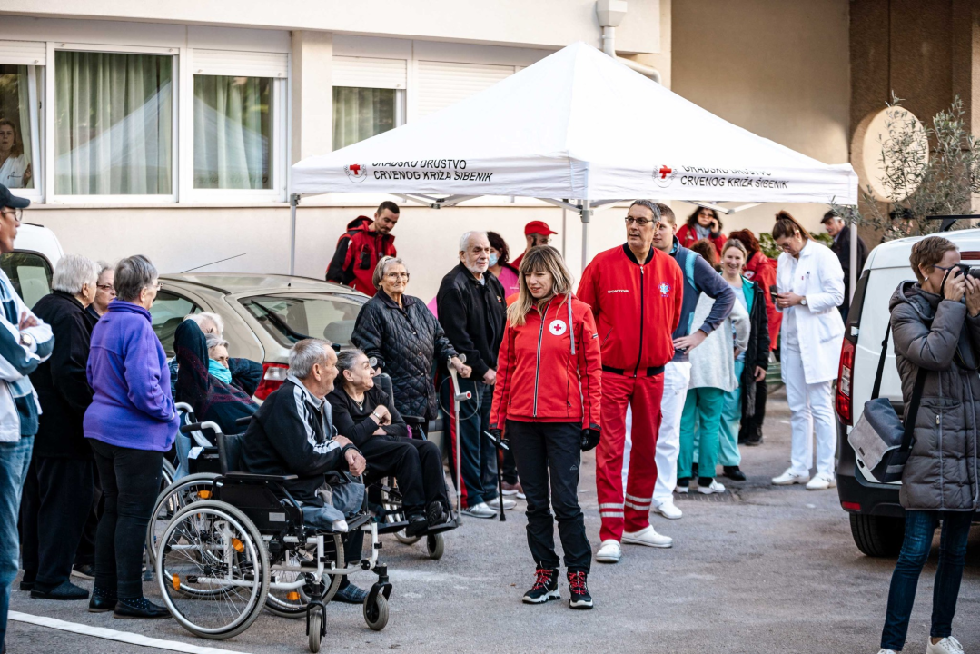 Živahno je bilo u Cvjetnom domu: 'Intervenirali' vatrogasci, HGSS-ovci, Crveni križ, policija… 