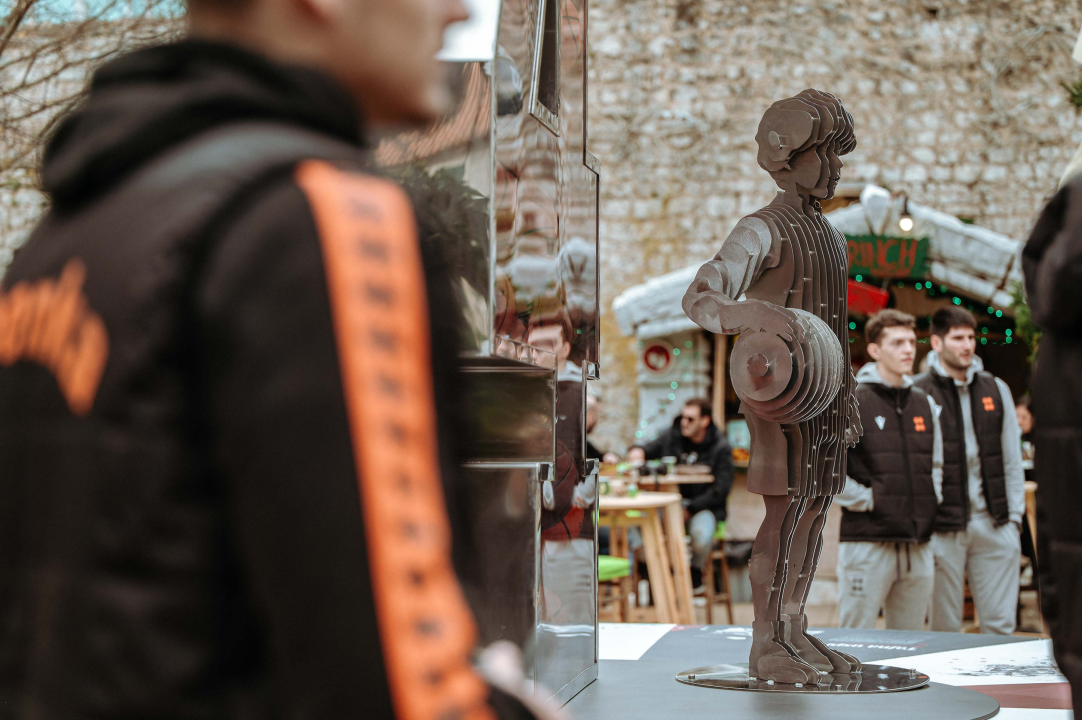 Umjetnička instalacija u spomen na Dražena Petrovića svečano otkrivena u đardinu