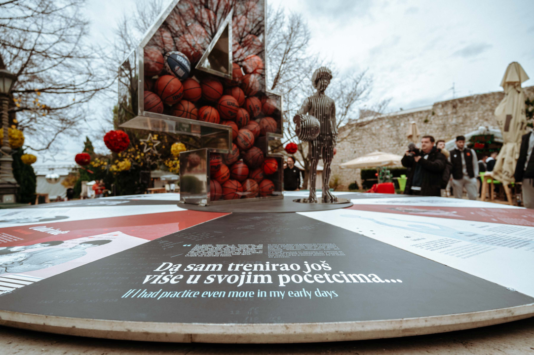 Umjetnička instalacija u spomen na Dražena Petrovića svečano otkrivena u đardinu