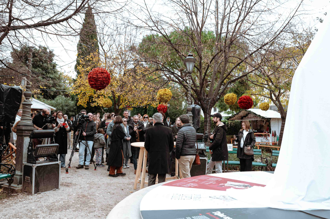 Umjetnička instalacija u spomen na Dražena Petrovića svečano otkrivena u đardinu