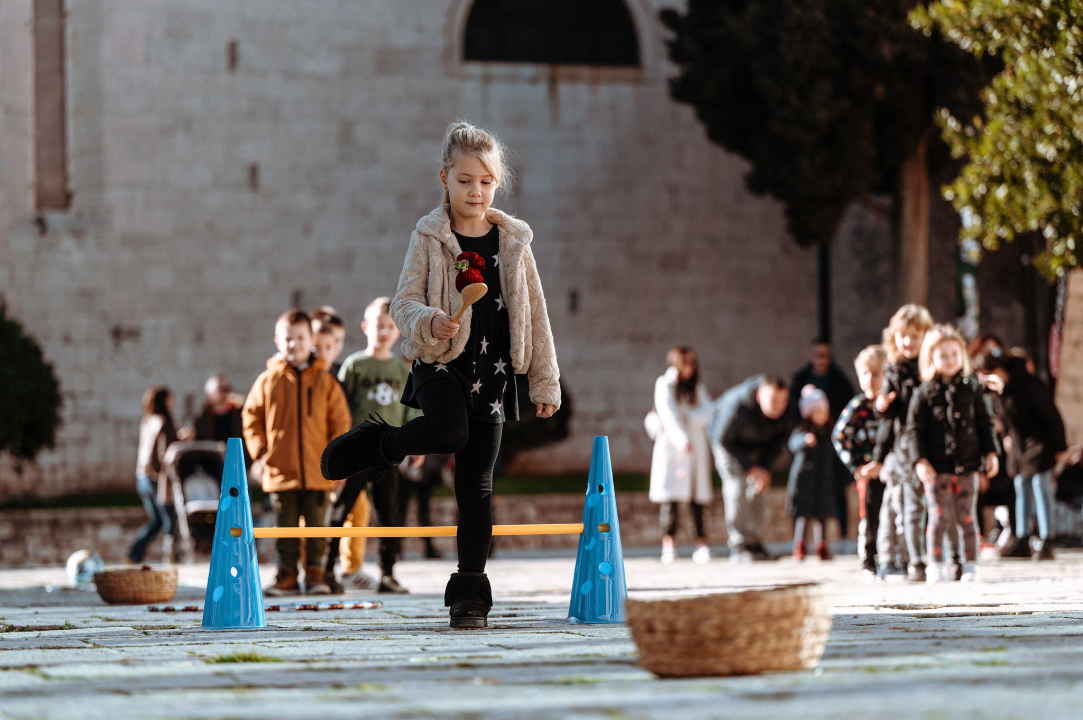 Na Outdoor Adventurici sport, zabavne igre i zanimljivi zadaci