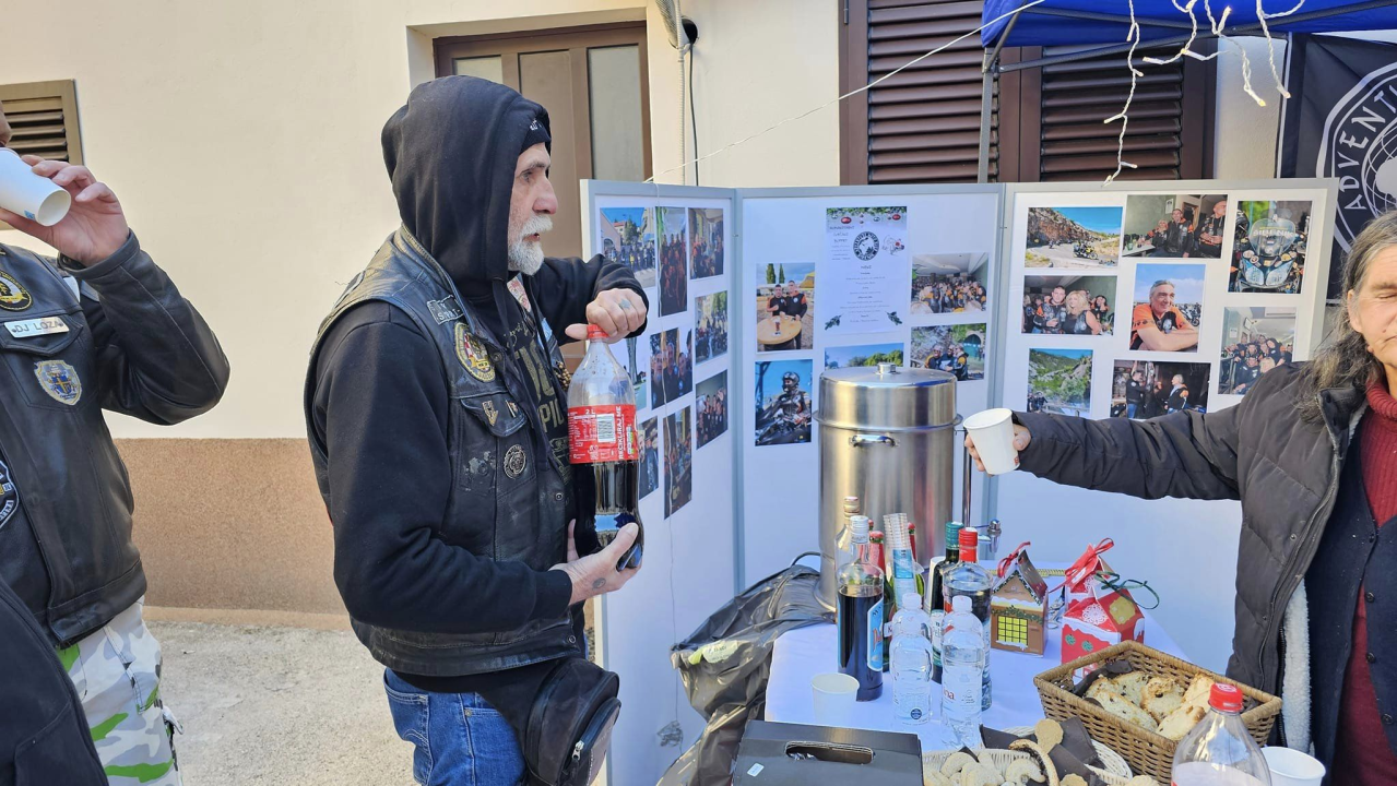Moto klub Adventure Šibenik ispred pučke kuhinje spremio gozbu za potrebite 
