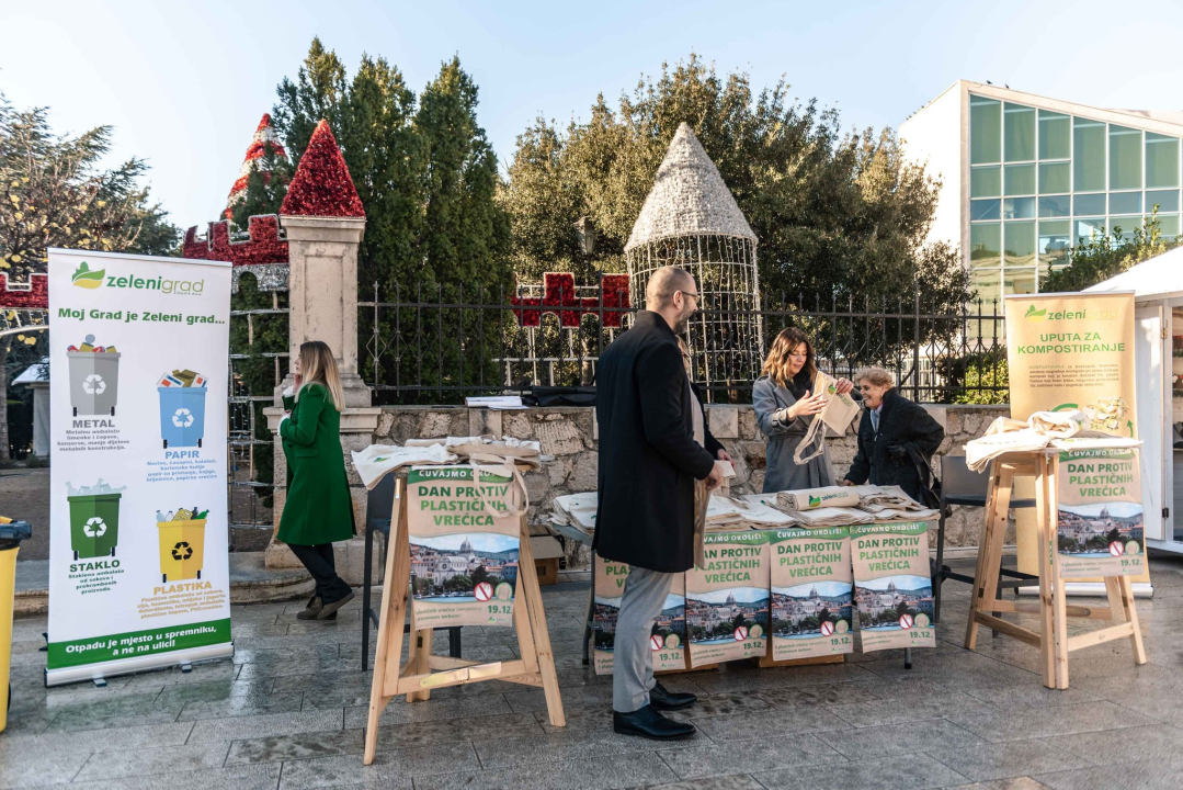 Zeleni grad na Poljani podijelio tisuću vrećica: 'Bez plastike ne možemo, ali bez plastičnih vrećica nije teško'