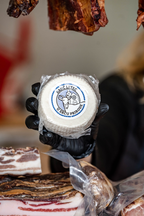 Za blagdane svi žele tuke, pivce i patke: Sve ćete naći na pijaci u Petrović Delikatesama