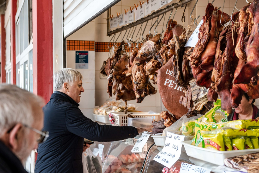 Za blagdane svi žele tuke, pivce i patke: Sve ćete naći na pijaci u Petrović Delikatesama