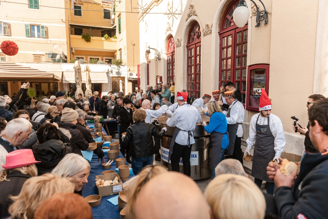 Kod kazališta podijeljeno tisuću porcija bakalara iz mega-teće: Ove godine nije bilo ni stampeda 