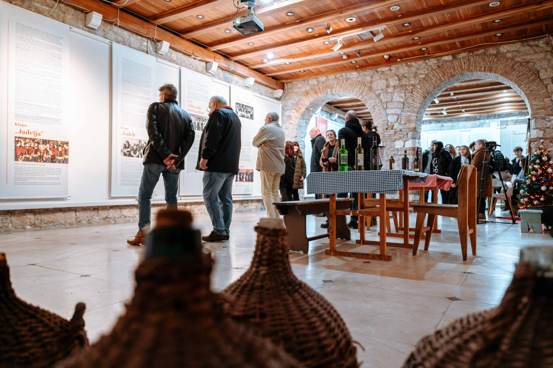  U Muzeju otvorena fenomenalna izložba ‘Važna je emocija, a ne note! Kazivanja o šibenskim klapama’