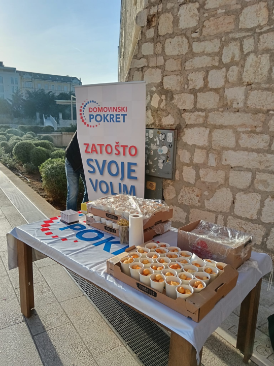 Domovinski pokret na Poljani građanima podijelio 100 porcija fritula