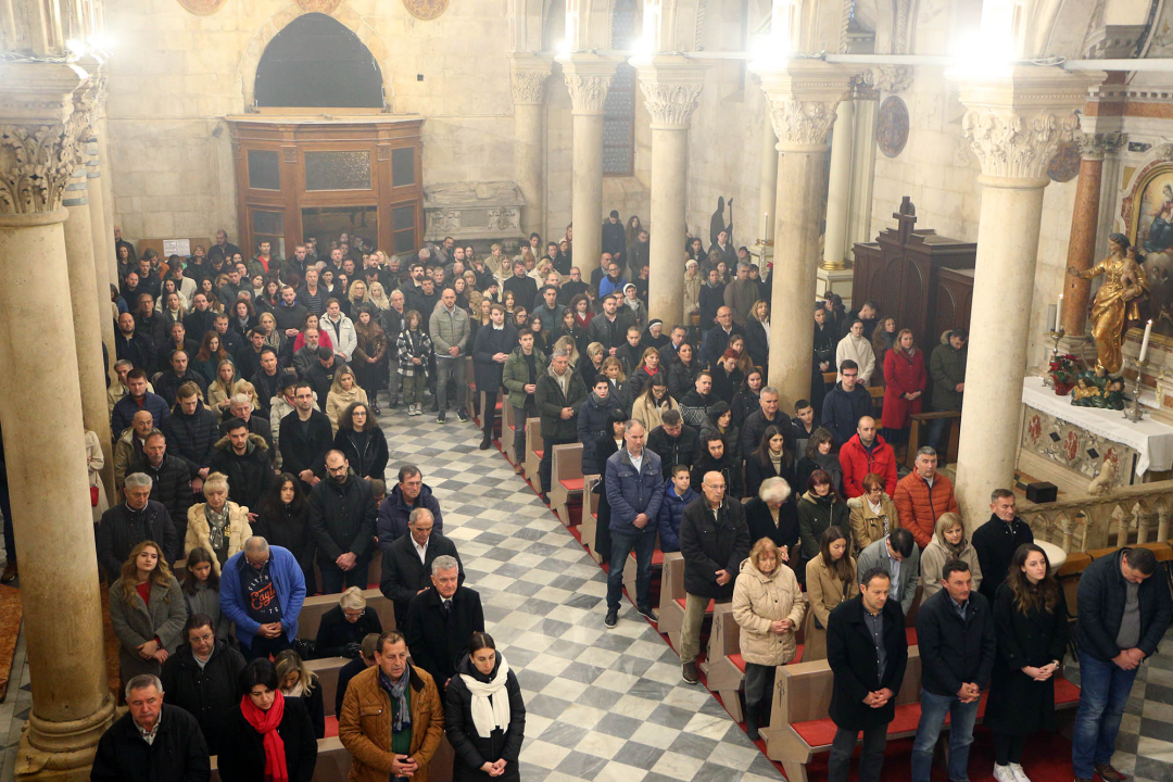 Biskup Rogić predvodio polnoćku u katedrali: 'Treba se odazvati glasu savjesti'