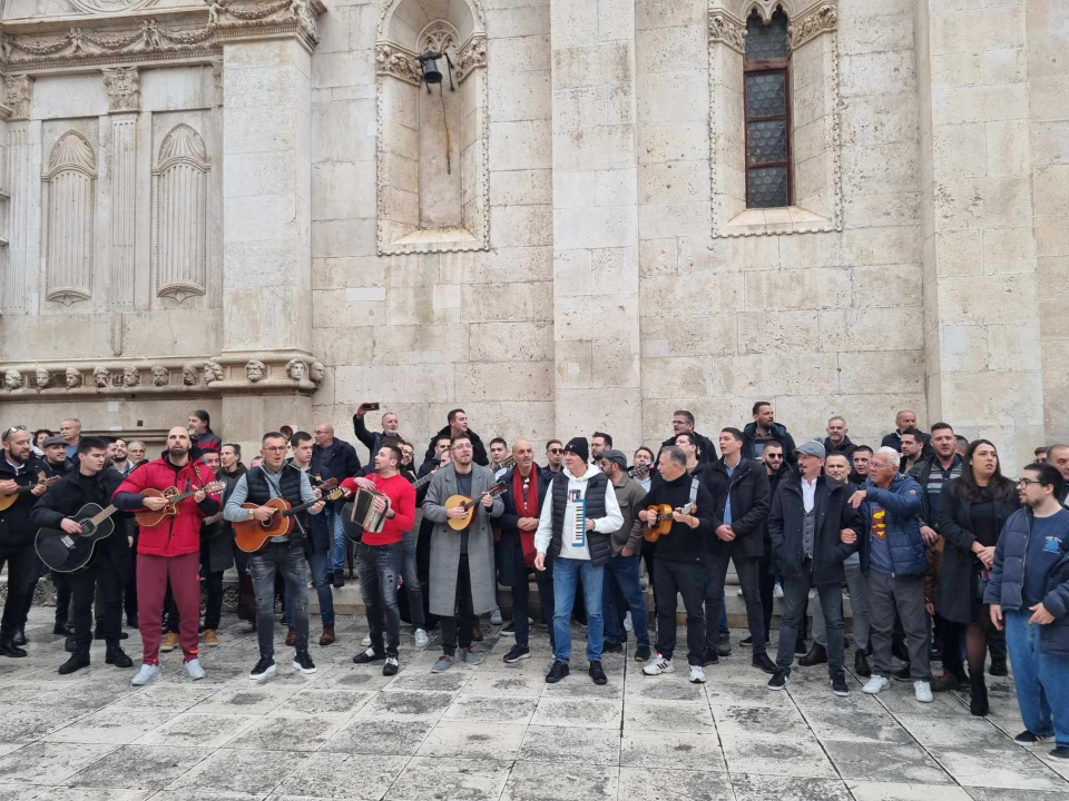 Šibenski glazbenici, usprkos kiši, zasvirali ispred Vijećnice i rasplesali Šibenčane