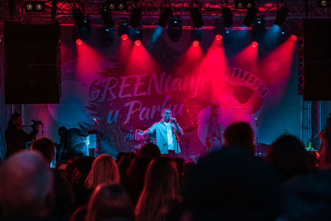 Šibenski srednjoškolski bendovi u maniri rock zvijezda napunili park