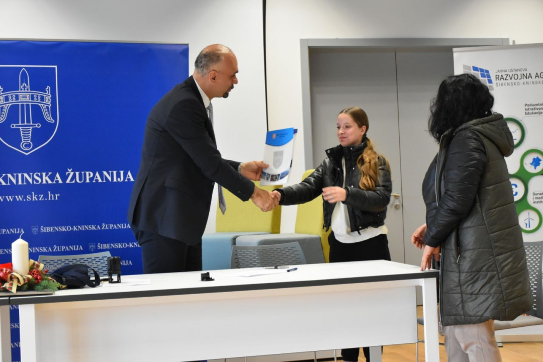 Župan potpisao ugovore s učenicima i studentima koji će primati županijske stipendije