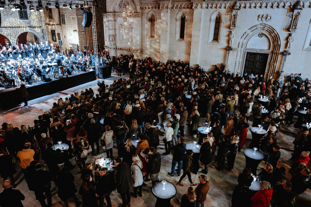 Koncert kod katedrale: Glazba svirala, Kolo pjevalo, Šibenčani uživali
