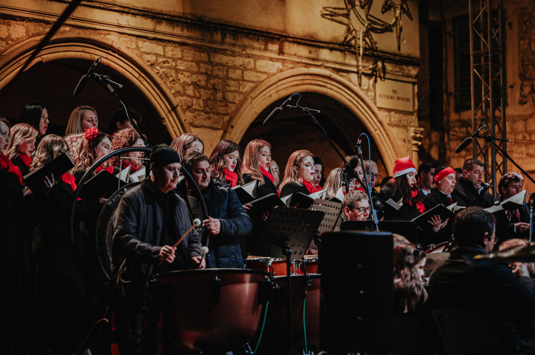 Koncert kod katedrale: Glazba svirala, Kolo pjevalo, Šibenčani uživali