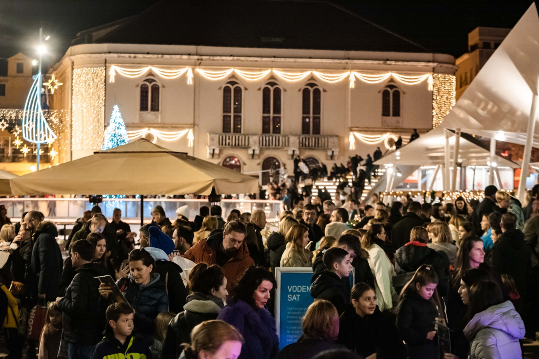 Lampioni  dobrih želja obasjali nebo iznad Šibenika