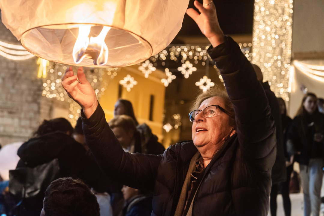 Lampioni  dobrih želja obasjali nebo iznad Šibenika