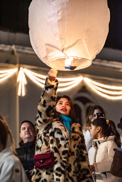 Lampioni  dobrih želja obasjali nebo iznad Šibenika