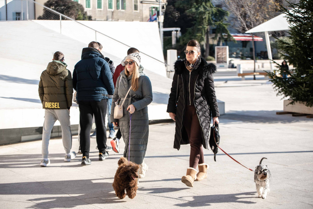 Tople jakne, krzna i kaputi: Evo što se nosi za vrijeme bure u Šibeniku!