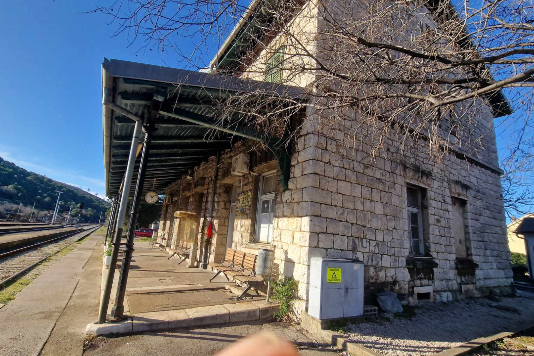 Prošetali smo po legendarnoj željezničkoj stanici Perković, koja je zapravo u Sitnom Donjem
