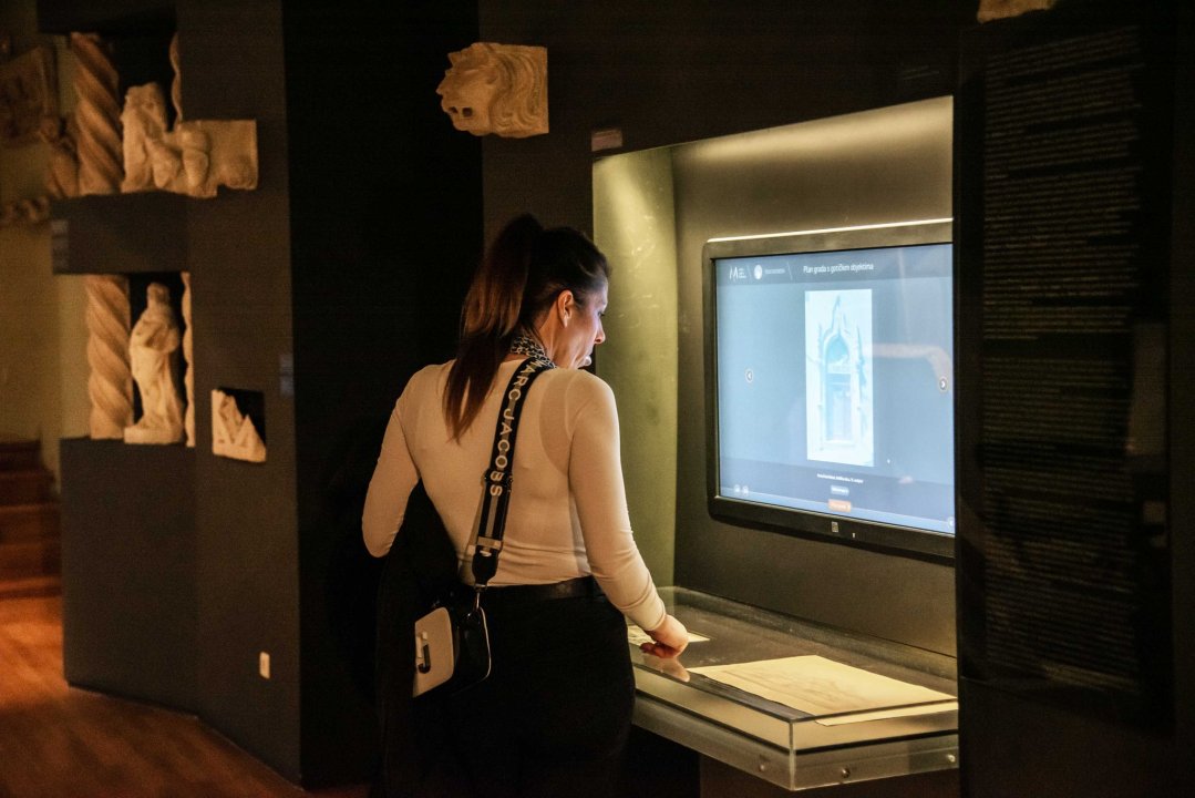 Trčanje, potrage, klape, rock and roll: Noć muzeja u Šibeniku za novu publiku prolazi uz dobar odaziv 