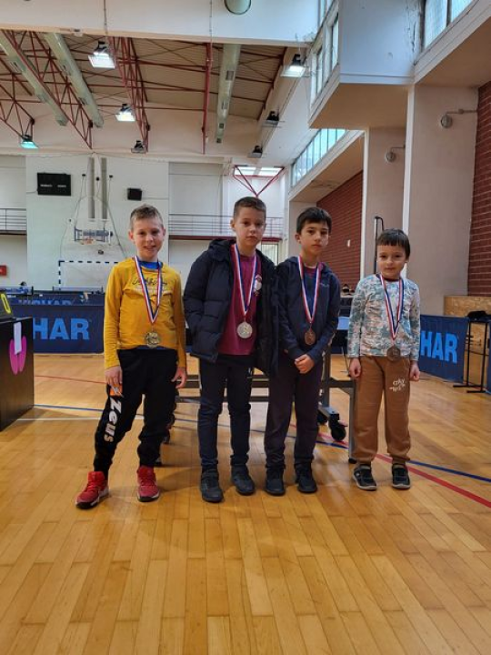 Mladi šibenski stolnotenisači ‘projurili’ otokom Pagom 