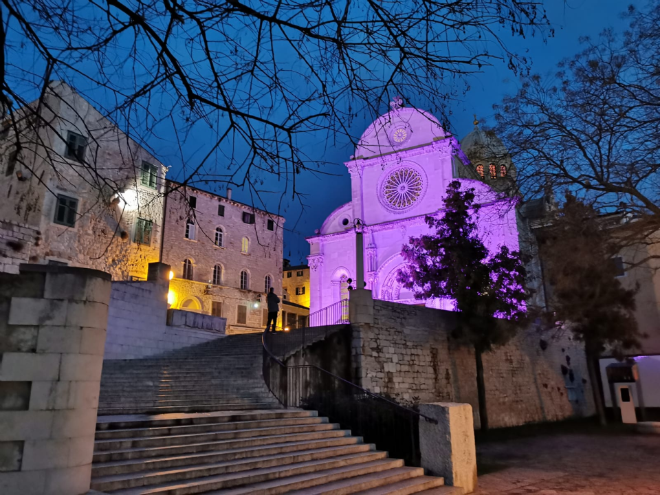Šibenik se ljubičastim svjetlom na katedrali priključio obilježavanju Međunarodnog dana epilepsije 