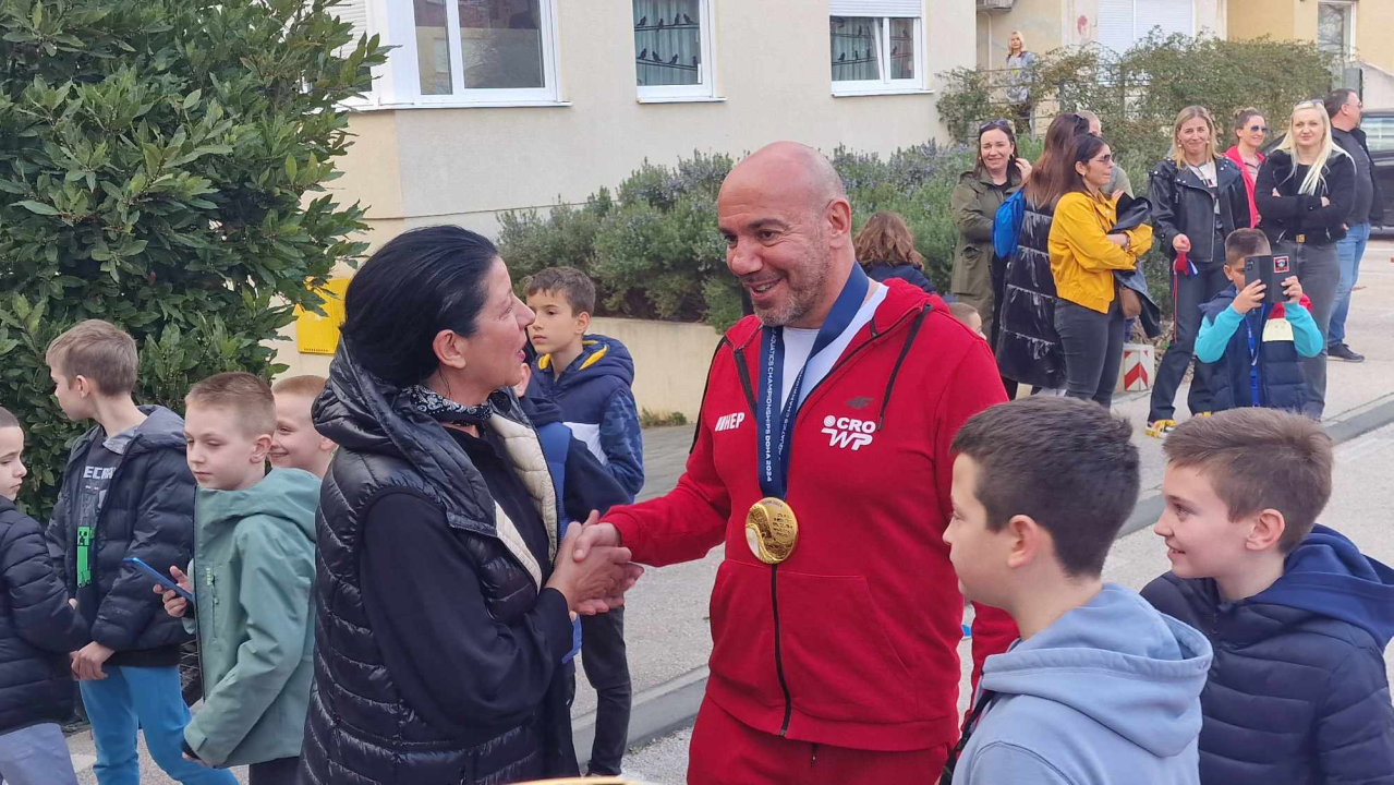 Ivica Tucak ostao bez teksta: Susjedi  na Šubićevcu pripremili mu doček kojem se nije nadao, ali se oduševio