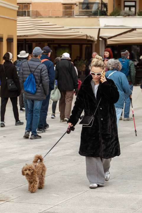Kombinacije trendi dama iz Đira po gradu koje će vas oduševiti!