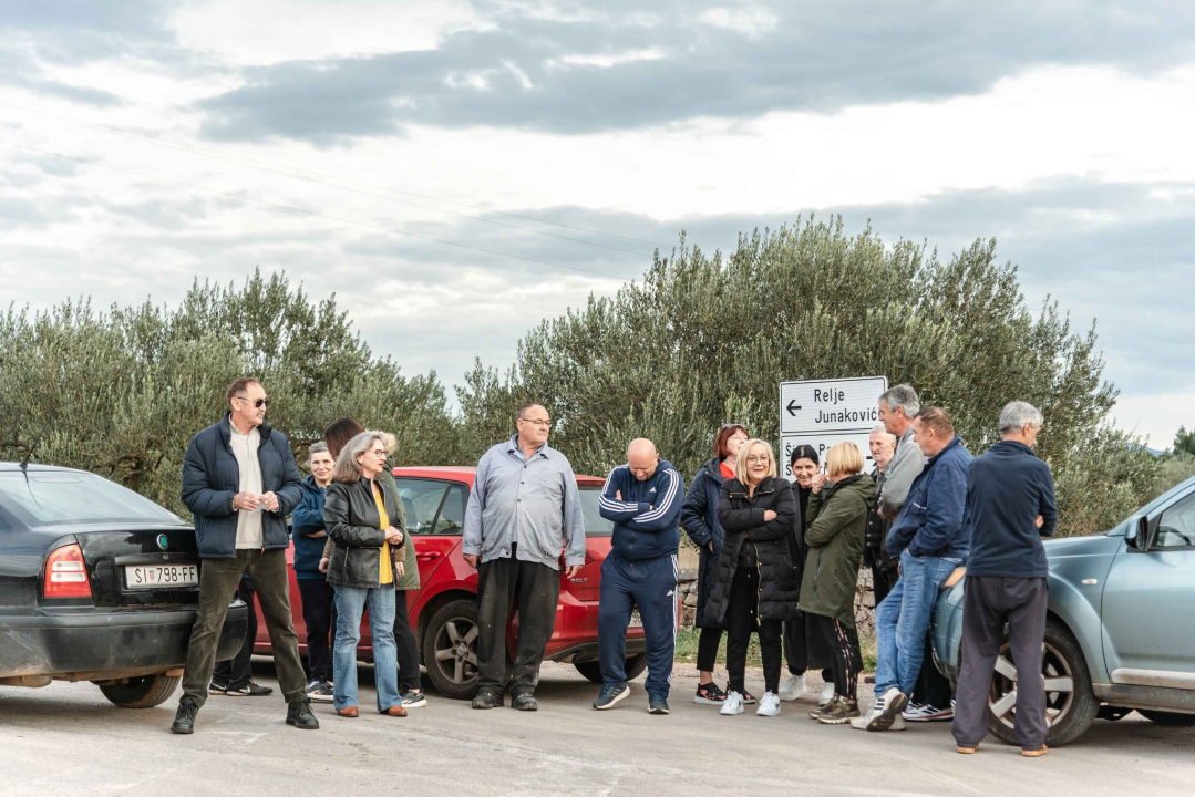 Stanovnici Južne Dubrave u prosvjedu: 'Ljeti se ne možemo ni istuširati, a tko zna kakvu vodu pijemo' 