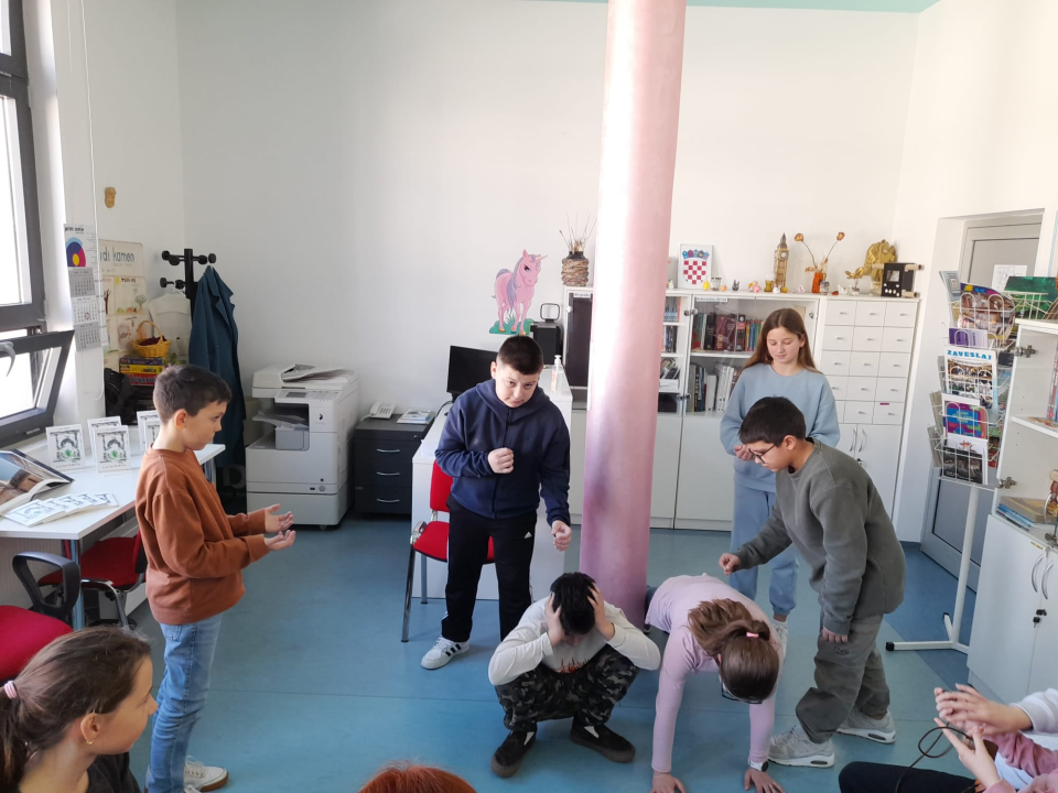 Putovanje kroz vrijeme iz školske knjižnice: Učenici OŠ Meterize ugostili spisateljicu Anu Aužinu 