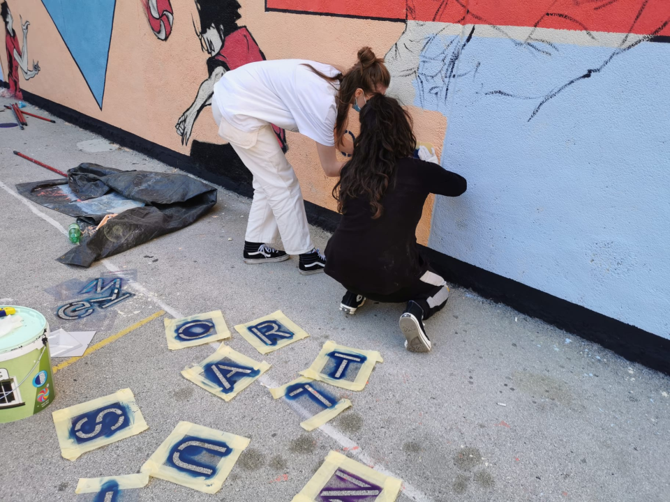 Dva murala u dvorištu gimnazije na 80 kvadrata zida: Grafiti kao umjetnost, a ne vandalizam