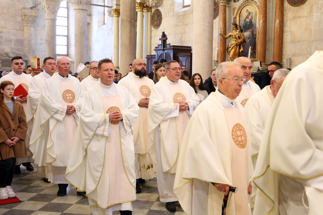 Jutros u katedrali biskup predvodio misu posvete ulja za krizme i bolesničko pomazanje
