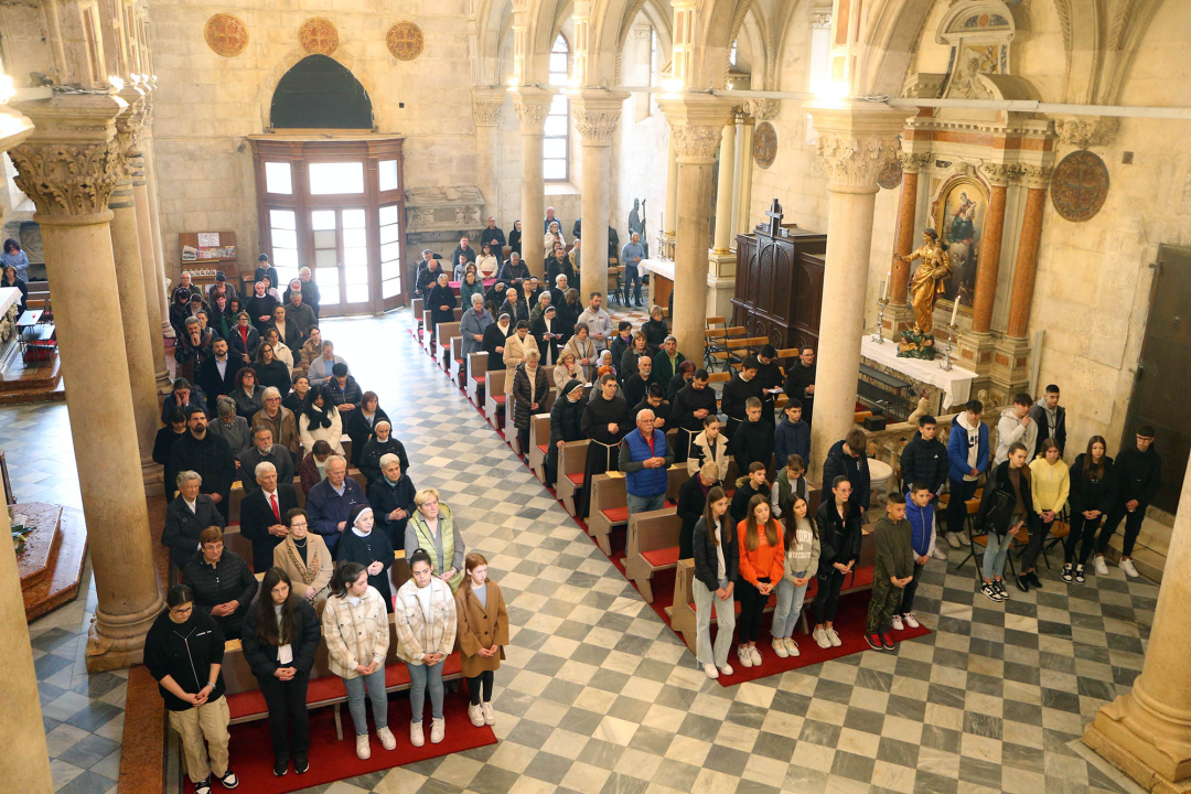 Jutros u katedrali biskup predvodio misu posvete ulja za krizme i bolesničko pomazanje
