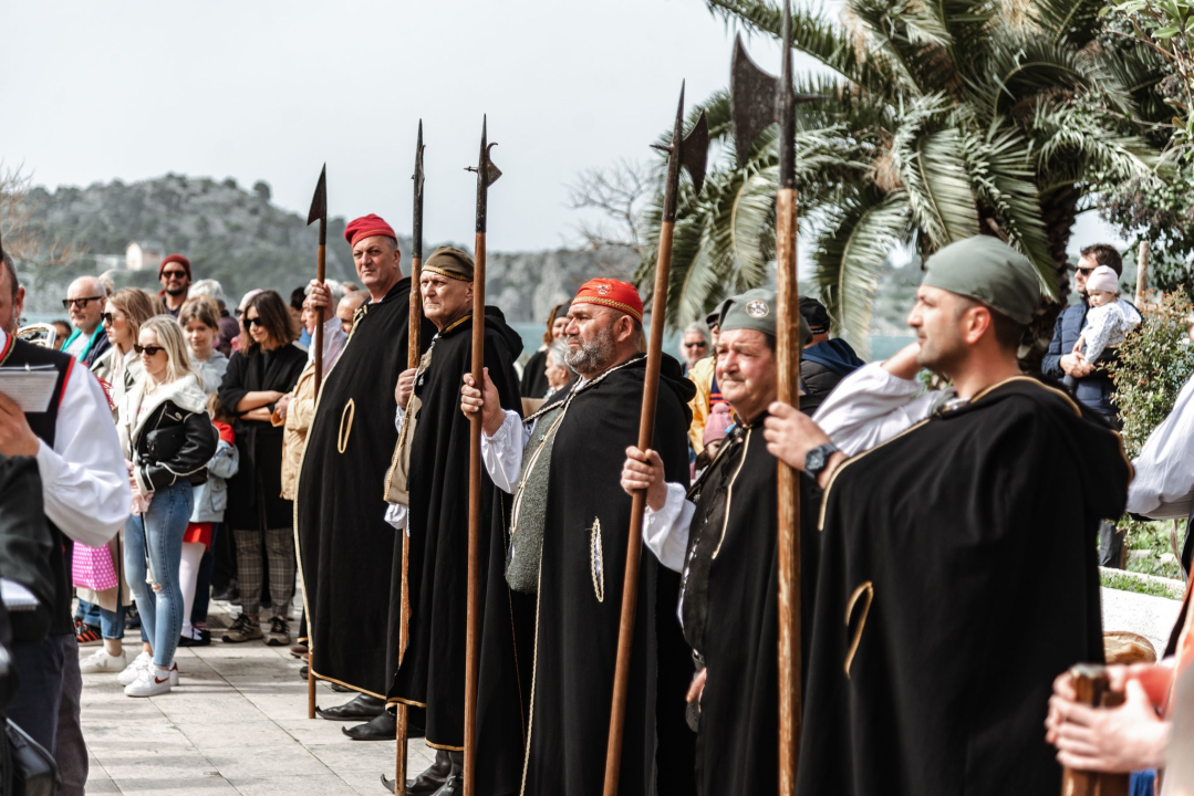 Uskrsni doručak i ove godine privukao brojne Šibenčane, fritaja 'planula' u nekoliko minuta