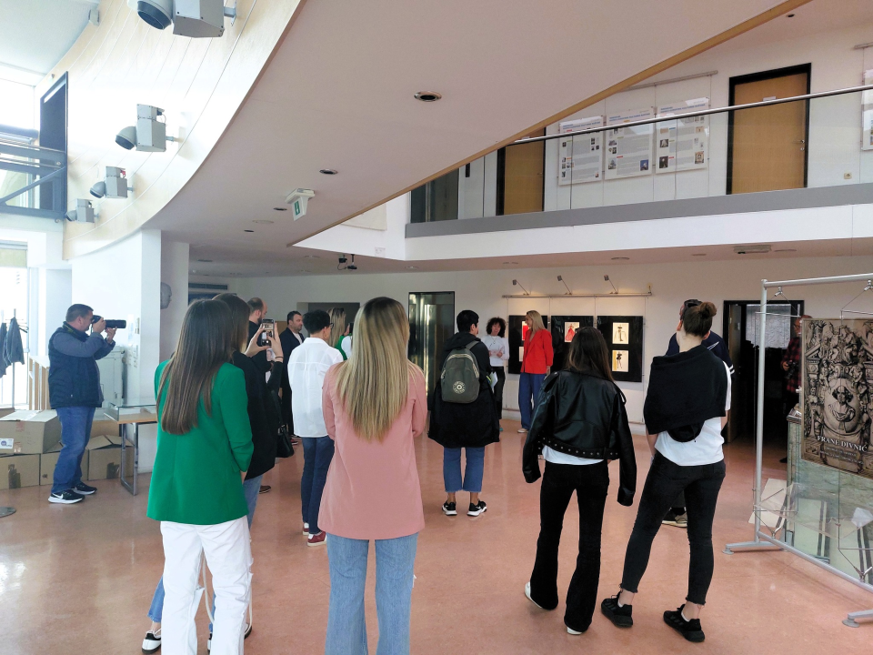 U knjižnici otvorena izložba modnih crteža košarkašice Šibenika Tihane Stojsavljević