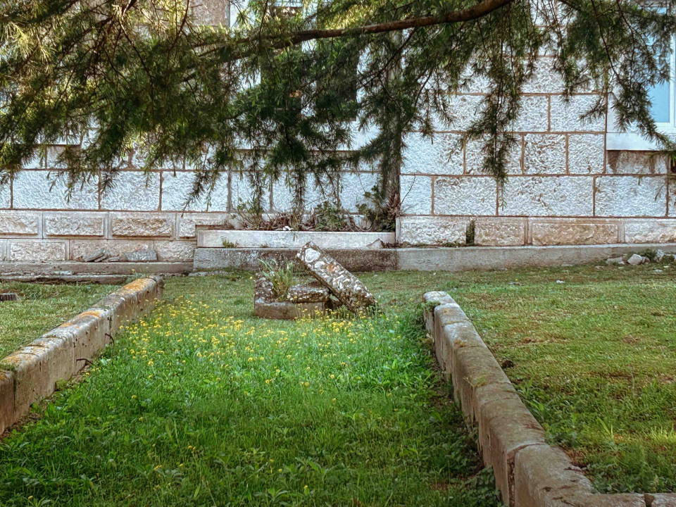 Dobri vrtlar Marko od starog zida u vrtu bolnice napravio skulpturu s cvijećem