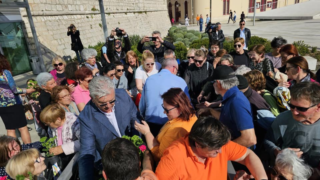 Gužva na Poljani: Šibenčani cvijeće najviše vole kad je besplatno