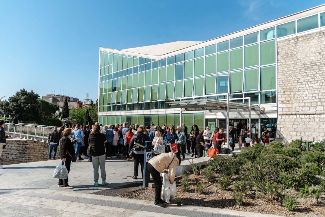 Gužva na Poljani: Šibenčani cvijeće najviše vole kad je besplatno