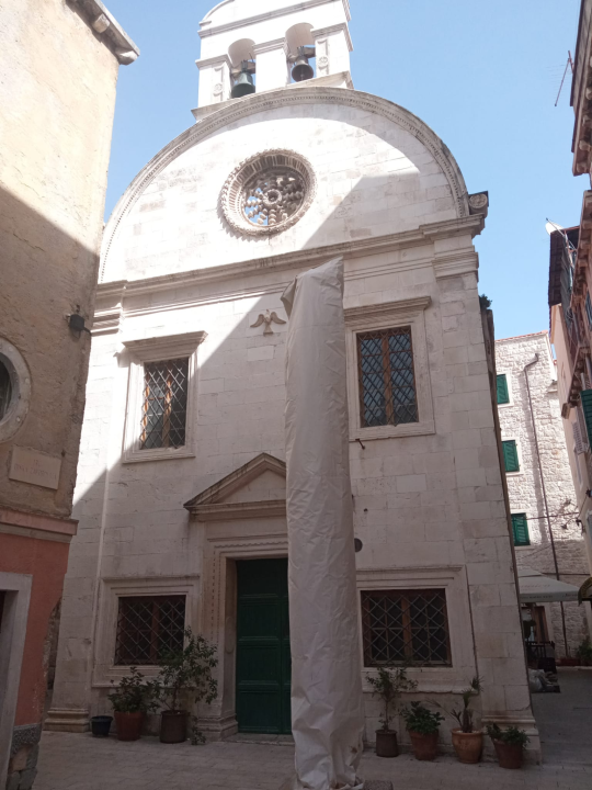 Je li crkva sv. Duha starija od prvog spomena Šibenika, kako to piše u matrikuli bratovštine? 