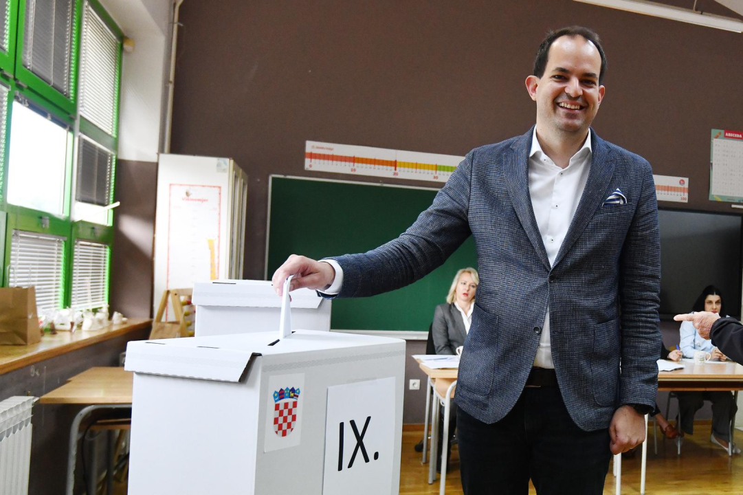 Listiće u glasačke kutije ubacili su šibenski političari s lista za Sabor: Burić, Restović, Zekanović, Šintić...