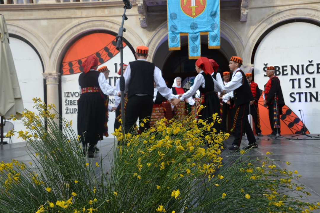 Za tjedan dana mimohod 300 folkloraša po Šibeniku pa smotra u kazalištu