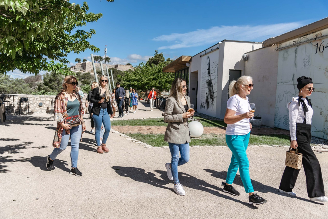 Zagrijavanje na tvrđavi Barone: Kandidatkinje za najljepšu mamu Hrvatske zabavljale se na šibenskom kaštelu