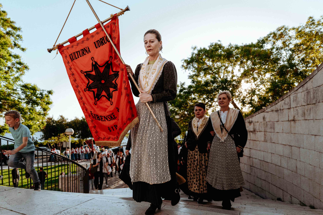 Šibenikom prošlo više od 300 članova kulturnih društava, nošnjama oduševili prolaznike 