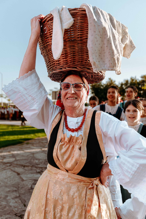 Šibenikom prošlo više od 300 članova kulturnih društava, nošnjama oduševili prolaznike 