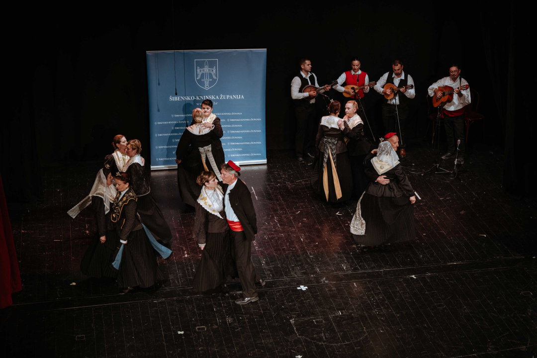 Šibenikom prošlo više od 300 članova kulturnih društava, nošnjama oduševili prolaznike 