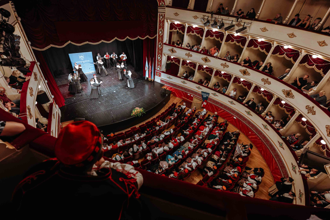 Šibenikom prošlo više od 300 članova kulturnih društava, nošnjama oduševili prolaznike 