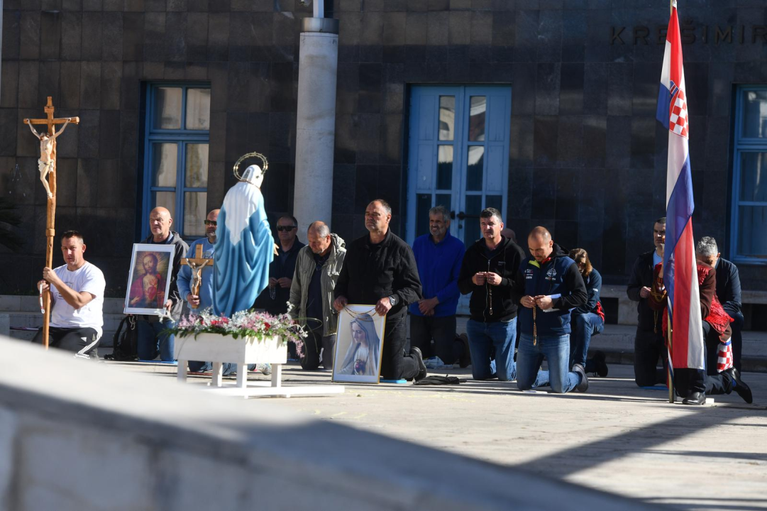 Molitelji opet klečali ispred gradske uprave, prosvjednice im ovaj put odgovorile siluetama ubijenih žena