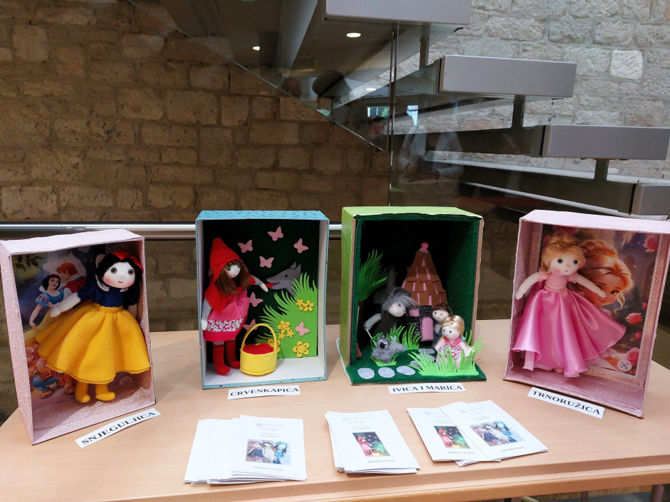 U knjižnici otvorena izložba lutaka Jadranke Svirčić
